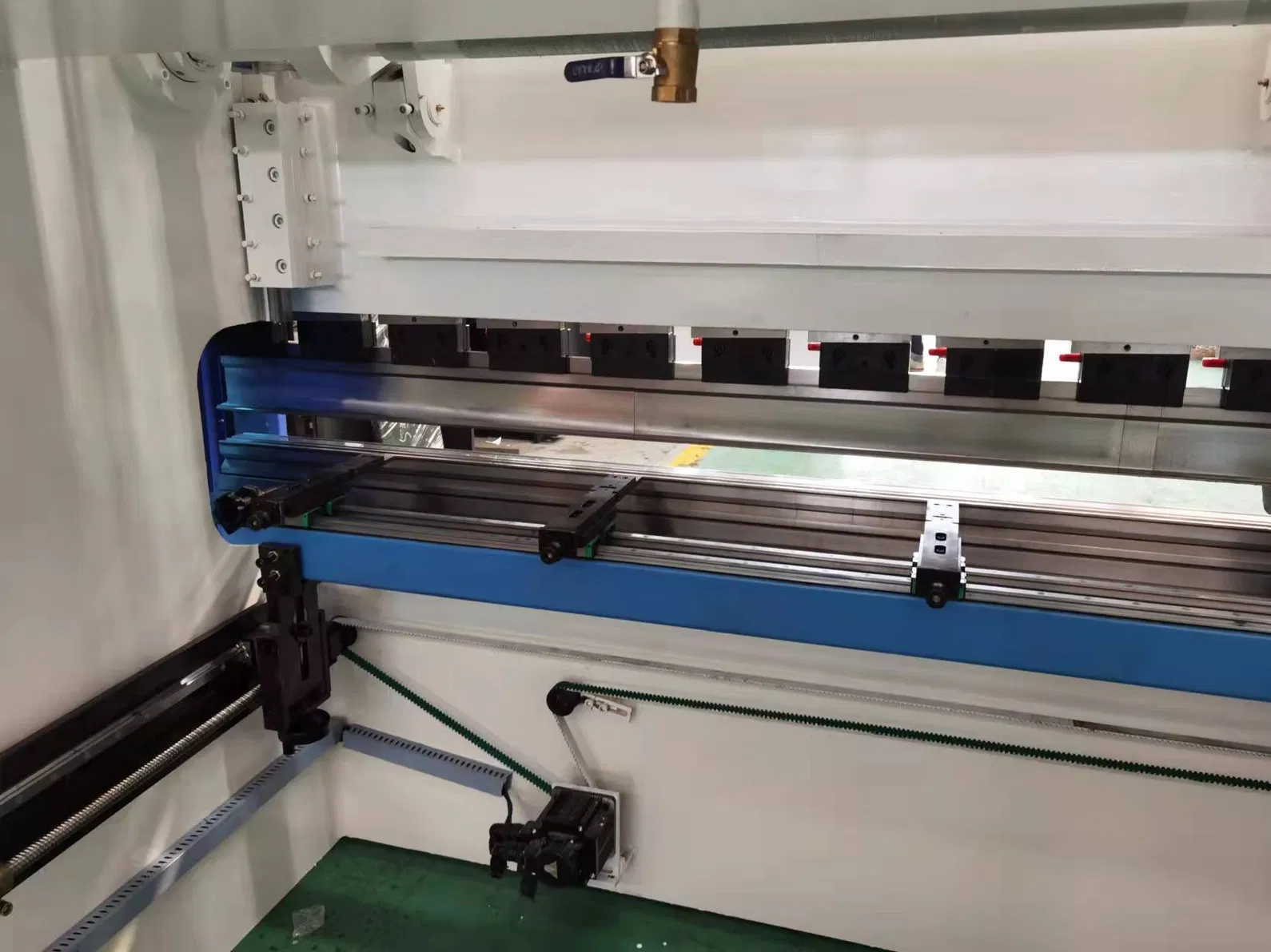 Primapress CNC Hydraulic Press Brake for Precision Metal Bending - Image 5